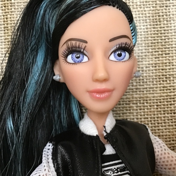 Project MC2 Devon Puffy Paint Doll - Picture 3 of 8
